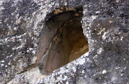 Hattusa dışında bulunan hanedan mensuplarının da ölümlerinin ardından Hattusa’ya getirildiği ve burada gömüldüğü anlaşılmaktadır. Ölünün yakılmasının ardından geriye kalan kemik ve küllerin bir kabın/umenin içerisine konup konmadığının tam olarak anlaşılamamasıdır. Metinlerde taş eve götürülen kemik ve küllerin bir beze sarılarak buradaki yatak/sedirin üzerine konduğu belirtilmektedir.