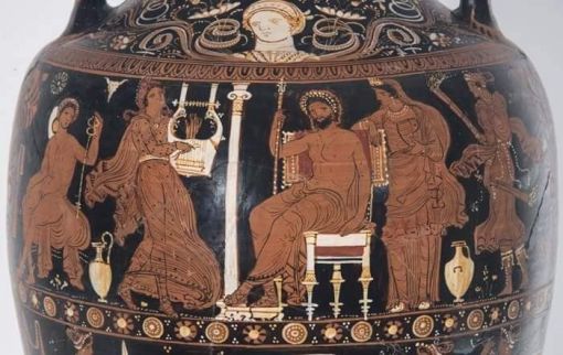 Zeus ve Kronos arasındaki anlaşmazlık, Dünya’yı ve gökleri sarsmıştı. Savaş kazanıldıktan sonra, idareyi yeni bir nesil ele aldı: Olimposlular. Bunlar, klasik mitoloji boyunca kahramanlıklarıyla tanınan tanrılar ve tanrıçalardır. Olimposluların saltanatı evrene denge ve istikrar sağladı ve egemenlikleri sıkıcı olmaktan çok uzaktı. Bu tanrılar ve tanrıçalar güçlü kişiliklere sahiplerdi ve güçlü duygular tarafından yönetiliyorlardı. Şimdi, kudretli Olimposlular ile tanışacaksınız.