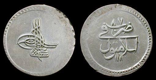 Osmanlıca, Mustafa II, 1757-1774 Önde AH 1171, büyük kısmı [11] 83 geri döndü. Ref: KM-321; 39 mm, 18,50 g. EF detayları, kenarlarda küçük düzlük.